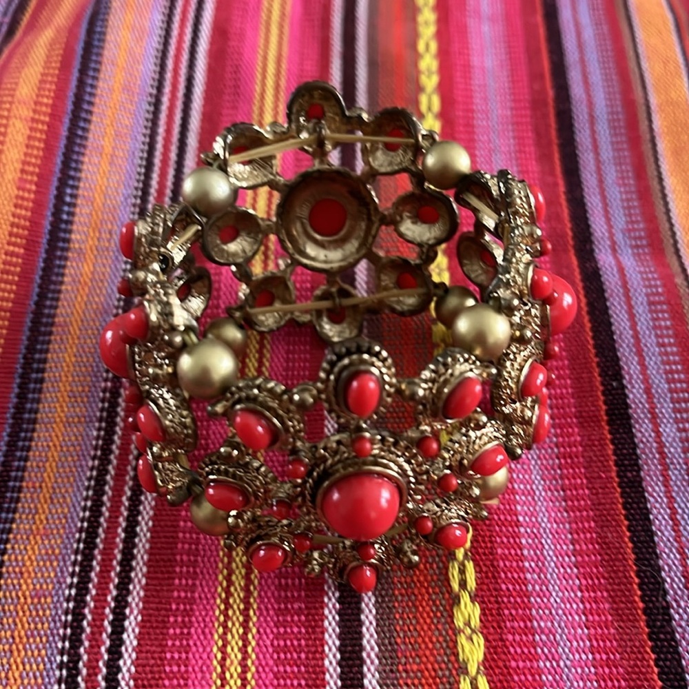 🏷 Red Coral Beaded Gold Tone Stretch Bracelet - Picture 3 of 10